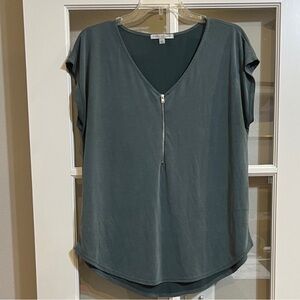 Green Envelope Short Sleeve V Neck Size XL